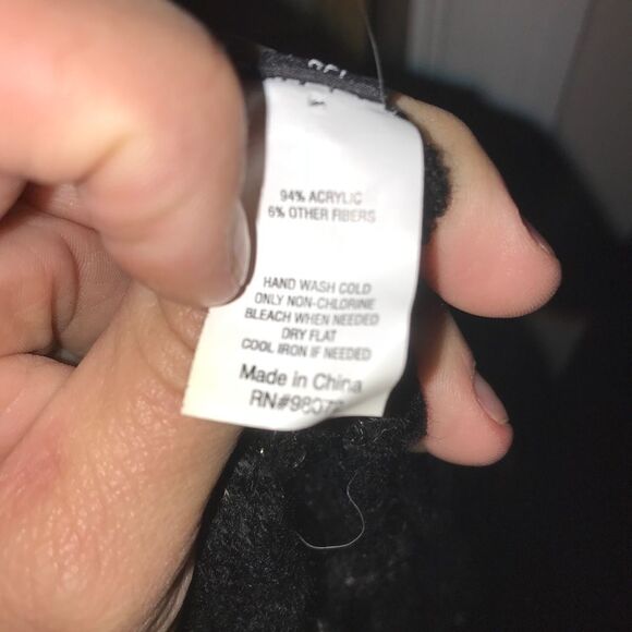 Chunky Knit Scarf w/ Fringe - Picture 4 of 4